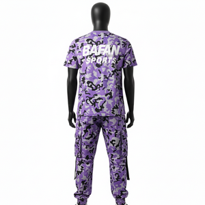 Conjunto de camiseta y pantalón de camuflaje morado para hombre, 240 GSM, poliéster y spandex premium, transpirable, con impresión de logotipo personalizado, 2 piezas. - Product Image 2
