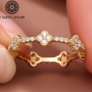 Bague de fiançailles classique pour femme en moissanite taille coussin plaqué or 22 carats, sertie à griffes, certifiée IGI, 3 grammes - Product Image 3