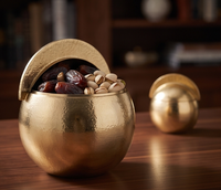 Boîte de rangement de luxe en métal doré sphérique pour fruits secs et dates, texture martelée, couvercle semi-circulaire vertical