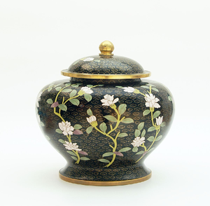 Urne dorée ornée d'un bouquet multicolore de roses et de lys. Un souvenir floral riche et fleuri, disponible à prix de gros. - Product Image 4