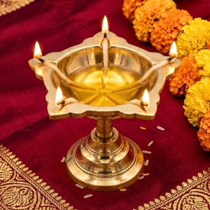 Lampe à huile artisanale Hind Craft Living HCL-DIYA-0028 en laiton pur, support à plusieurs niveaux Panchmukhi Diya, 5 mèches, pour Puja Diwali, temple domestique - Product Image 3