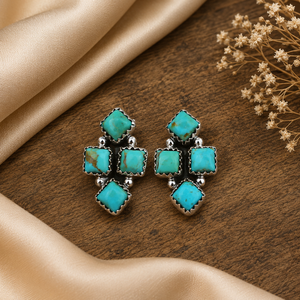 Boucles d'oreilles clous de haute qualité en argent sterling plaqué avec serti clos et 8 pierres turquoise Mohave Kingman pour femme - Product Image 3