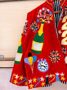 Veste d'hiver bohème faite à la main pour femme en velours rouge brodé avec motif du Nouvel An 2026, manches longues et col montant - Product Image 2