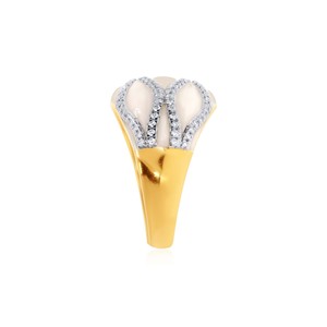 Bague en or jaune massif pour femme, motif diamant ondulé, avec bande ondulée et diamants pavés intégraux, et crème contrastante - Product Image 4