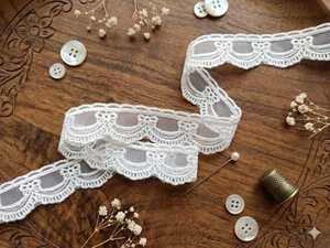 Oferta Especial: Elegante Adorno de Organza Blanca con Lazo - Borde de Nailon Bordado con Diseño Festoneado para Prendas, Manualidades y Decoración del Hogar - Product Image 4