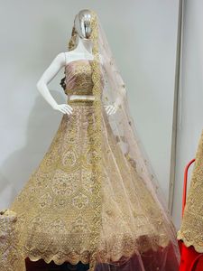 Diseñador Heavy Bridal Velvet Lehanga Choli Full Jarkan Stone Adornado Ropa de boda para adultos para colecciones nupciales - Product Image 3