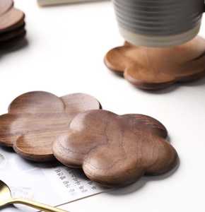 ที่รองแก้วลายดอกไม้วอลนัทสีเข้มทำมือ – สำหรับพิธีชงชา - Product Image 2
