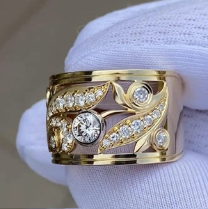 Anillo de Aniversario de Diseño Único con Biseles Anchos de Dos Tonos y Diamantes de Moissanita Redondos de Corte Brillante Estilo Vintage - Product Image 5