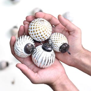 Adornos Navideños Blancos, Elegantes Decoraciones Festivas para Árboles de Navidad - Product Image 1