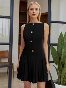 Vestido Mini Negro Sin Tirantes con Falda Plisada y Botones Dorados, Estilo Elegante para Fiesta, Tejido Entrecruzado, Sin Mangas - Product Image 5