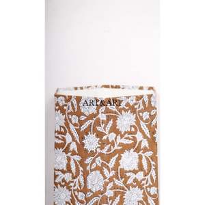 Maneras creativas de reutilizar cajas de cartón para hacer contenedores de basura con estampado floral artesanal y tela de algodón. - Product Image 3