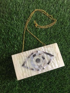 Sac à main personnalisé en résine ILAHI fait main avec chaîne, bandoulière, imprimé sérigraphié noir et blanc à carreaux, pour usage quotidien - Product Image 5
