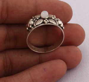 Bague de mariage pour femme en argent 925 avec pierre de lune arc-en-ciel, sertissage clos, motif feuille sculptée, pierre précieuse naturelle classique, personnalisable - Product Image 2