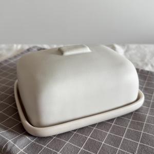 Recipiente Minimalista para Mantequilla con Tapa Plana y Espátula a Juego, Acabado Liso, Moderno Contenedor de Mantequilla para la Cocina - Product Image 2