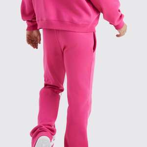 Conjunto de chándal personalizado de invierno, impermeable y cortavientos, con sudadera con capucha y pantalones acampanados, de color liso, con efecto desgastado por el sol, lavado ácido y pedrería - Product Image 5