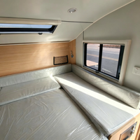 Camping-car compact remorquable avec salle de bain privée, cuisine extérieure, grand espace de couchage et spacieux rangements intérieurs pour l'extérieur