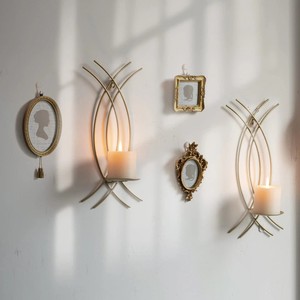 Ensemble de appliques murales en métal noir de qualité supérieure avec porte-bougie en verre ambré, design élégant et courbé, éclat chaleureux, décoration d'intérieur durable - Product Image 4