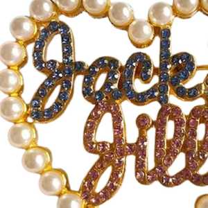 Broche de Perlas con Forma de Corazón y Letras con Pedrería, Joyería de Moda, Regalo para Mujer, Marca Jack and Jill - Product Image 3