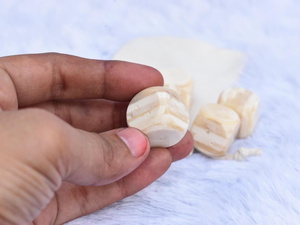 Dés de jeu de société personnalisés 16 mm D6 en os d'ivoire blanc, points circulaires noirs, écologiques, faits à la main, modernes, artisanat naturel en buffle - Product Image 5