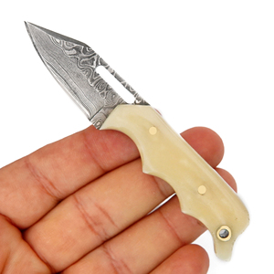 Couteau de poche personnalisé en acier Damas à lame pleine, manche en os, mini couteau de survie, camping, chasse, couteau pendentif OEM - Product Image 5