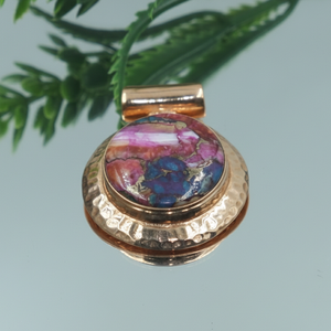 Pendentif artisanal martelé en argent avec turquoise rose coquillage, forme ronde, bijoux bohèmes, incrustation de pierres précieuses naturelles, cadeau ethnique tendance pour femme - Product Image 4