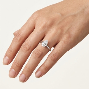 Anillo de Compromiso de Platino PT950 para Mujer con Diamante de Corte Brillante en Forma de Pera y Diamantes Laterales, Color D, Certificado IGI, Estilo Clásico - Product Image 3