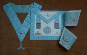 Delantal Masónico para Maestro Ceremonial (MC) y Antiguo Maestro Ceremonial con 3 Borlas/Bolas Plateadas - Product Image 5