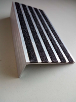 Nez d'escalier résistant aux intempéries avec insert en carborundum Couvre-marche d'escalier antidérapant Garniture d'escalier en alliage d'aluminium de sécurité commerciale