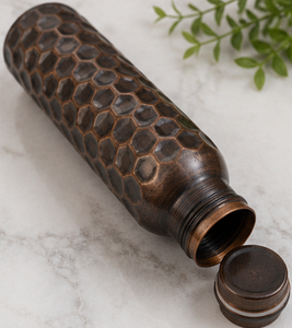 Bouteille d'eau hexagonale en cuivre martelé noir antique, gourde de voyage portable au design rétro, vaisselle métallique écologique - Product Image 6