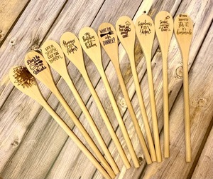 ชุดช้อนไม้สไตล์วินเทจทำมือ ผิวเรียบเนียน ทนทาน เป็นมิตรกับสิ่งแวดล้อม เหมาะสำหรับทำอาหาร เสิร์ฟ และใช้ในครัวสไตล์เรียบง่าย - Product Image 1