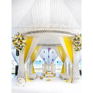 インドの結婚式の装飾とイベント機能のための新しく設計された最新の結婚式の繊維ゴールデンシルバークリスタルステージマンダップ。