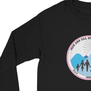 เสื้อเชิ้ตแขนยาวแจ็คแอนด์จิล ยูนิเซ็กซ์ ลายตราสัญลักษณ์ คอกลมแบบคลาสสิก เนื้อผ้านุ่ม สวมใส่สบาย เหมาะสำหรับทุกวัน ขายส่ง - Product Image 6