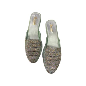 Jutti con adornos elaborados - Product Image 1