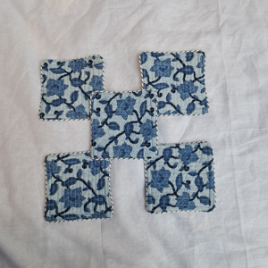 Lot de dessous de verre en tissu imprimé sur mesure avec bordure passepoilée et tapis matelassés en coton, pour table à thé et sous-verres en verre - Product Image 1
