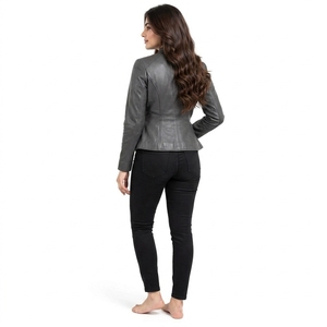 Chaqueta de cuero moderna para mujer, hecha con material duradero y ajuste cómodo, que ofrece un acabado suave y costuras impecables. - Product Image 5