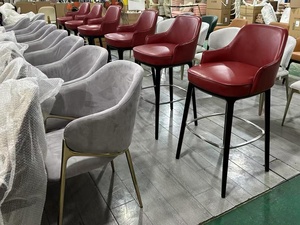 Taburete de Bar Moderno de Lujo en Cuero PU Color Vino Tinto, Silla de Barra Tapizada con Respaldo Alto de Madera Maciza y Reposapiés para Hogar, Bar y Hotel - Product Image 3