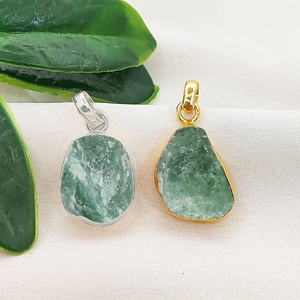 Colgante de Cuarzo Verde Fresa Natural con Baño de Oro, Dijes de Cuarzo Verde Fresa, Joyería de Cristal Curativo, Dijes de 10-12mm - Product Image 1