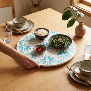 Bandeja giratoria premium de nácar floral en blanco y azul para decoración de comedor y cocina, ideal para regalo. - Product Image 5