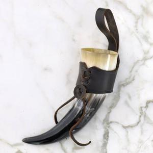 Corne à boire naturelle marron et noire avec sangle en cuir marron pour tenir et accrocher lors de fêtes et dans les bars - Product Image 6