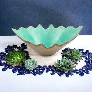 Bol artisanal sophistiqué avec intérieur turquoise, design bohème, 30x24.25x14 cm, pour la décoration et le service - Product Image 1
