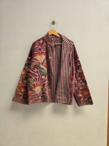 Chaqueta de Terciopelo Rosa Polvoriento con Bordado Floral Botánico Hecho a Mano para Mujer, Estilo Boho Étnico, Abrigo de Diseñador, Exportador Mayorista - Product Image 3