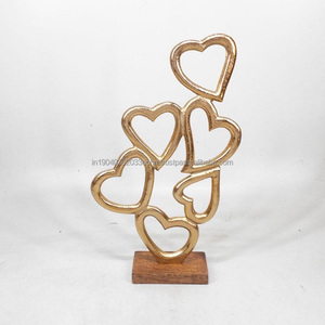 Nouveauté Ornements en métal Sculpture de cadeau de Noël avec socle en bois pour la décoration de la maison dans des conceptions et des tailles personnalisées - Product Image 1
