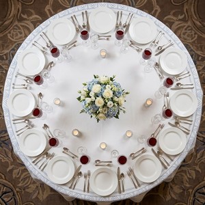Nappe Ronde en Coton Brodé Élégante avec Bordure Géométrique Bleue – Housse de Table de Luxe pour Mariages, Banquets et Dîners à Domicile - Product Image 2
