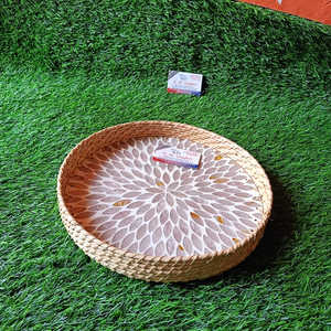 Plateau rond en rotin artisanal abordable avec incrustation de nacre scintillante, parfait pour les hôtels cadeaux du Ramadan et les repas élégants - Product Image 6