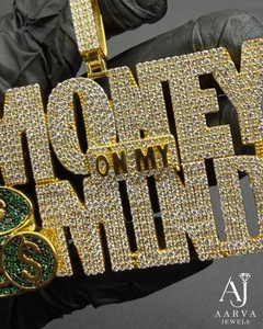 จี้ห้อยคอ AARVA JEWELS รุ่น Money On My Mind ชุบทอง 18K ประดับเพชรโมอิสซาไนต์ สไตล์ฮิปฮอป สำหรับผู้ชาย รูปตัวอักษร - Product Image 4