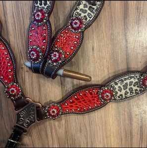 Juego completo de aparejos de cuero natural ligero y suave con estampado de serape de guepardo para montura western, que incluye cabezada y pechopetral de montura inglesa. - Product Image 1