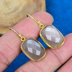 Boucles d'oreilles pendantes en pierre de lune grise naturelle faite à la main, forme coussin, en argent sterling 925 plaqué or 18 carats - Product Image 1