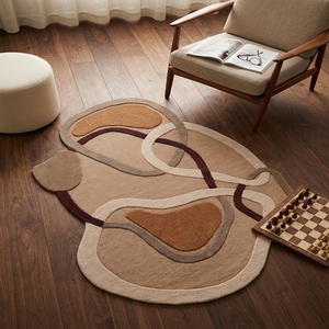 Alfombra india de lana contemporánea moderna, hecha a mano, de pelo alto, en tonos tierra cálidos, con curvas orgánicas inspiradas en paisajes naturales, de látex. - Product Image 1