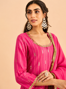 Robe midi formelle asymétrique en soie Chanderi et organza, rose fuchsia uni, brodée, coupe classique, pour mariage ou soirée, pour femme - Product Image 2