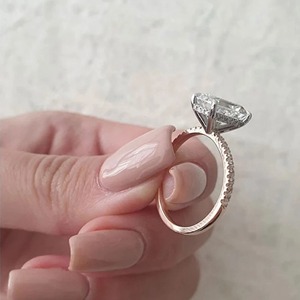 Anillo de Compromiso de Oro de Dos Tonos de 14K con Diamante Cultivado en Laboratorio de Corte Esmeralda de 3 Ct, Halo Oculto y Media Eternidad con Banda a Juego - Product Image 5